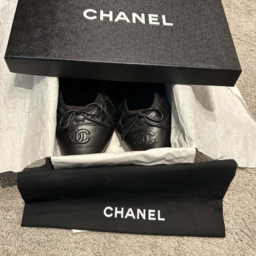 CHANEL Black Quilted Flats with Bow - Picture 4 of 5